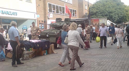 © Robert Rotifer Panzer in der Canterbury High Street mit PassantInnen